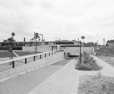 884200 Gezicht op het fietstunneltje onder het N.S.-station Utrecht Lunetten (Furkaplateau) te Utrecht door.